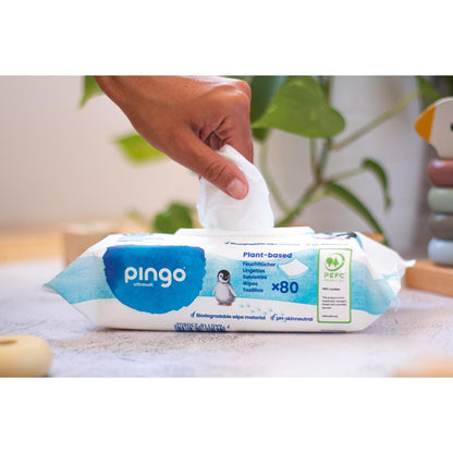 Förpackning med 12 x 100 % biologiskt nedbrytbara våtservetter Pingo 80 st.
