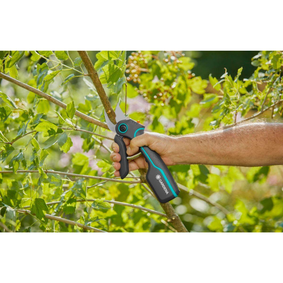 Nożyce ogrodowe akumulatorowe AssistCut GARDENA